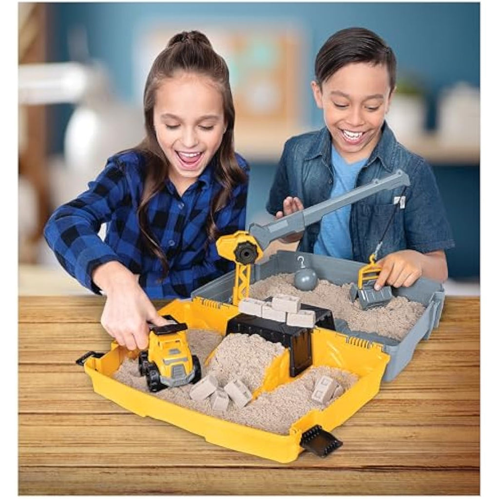 Kinetic Sand, Construction Site Folding Sandbox Playset with Vehicle and 907g, for Kids Aged 3 and Up